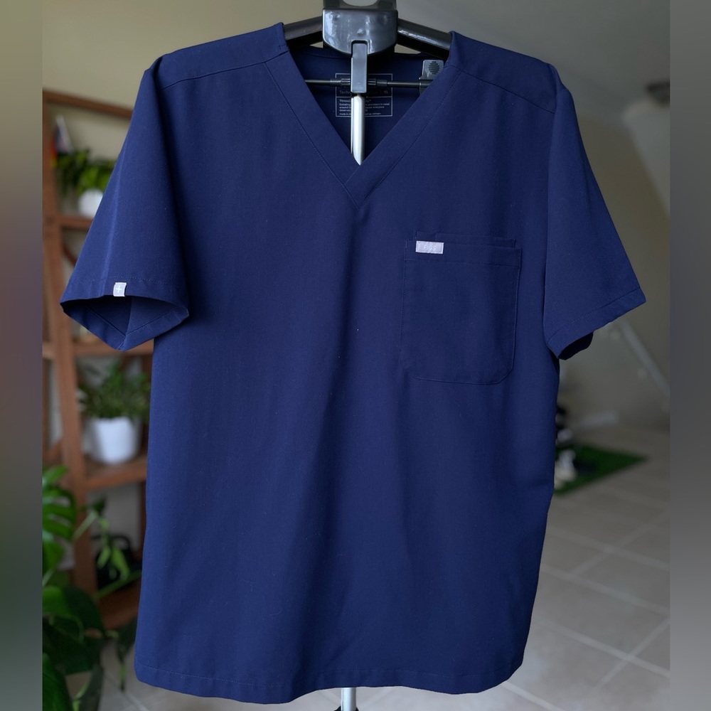 Figs Navy blue Leon three-pocket scrub top